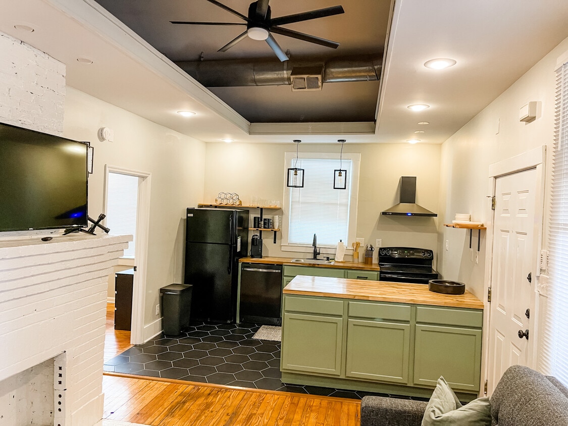 Foto principal - Furnished 2 bed 1 bath on 38th