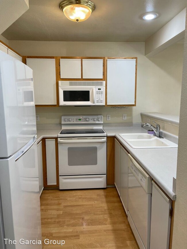 Building Photo - 2 br, 2.5 bath House - 7117 SW Sagert Stre...
