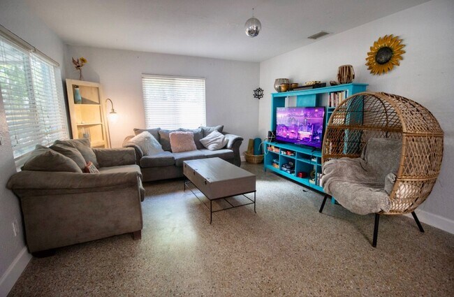 Área de estar - 100 38th Ave SE
