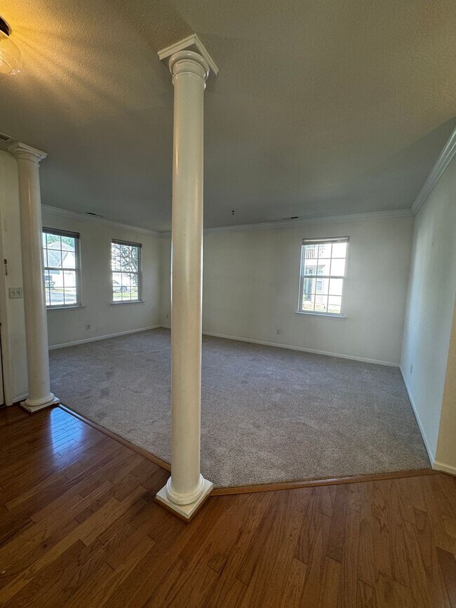 Photo - BEAUTIFUL OPEN FLOOR PLAN House