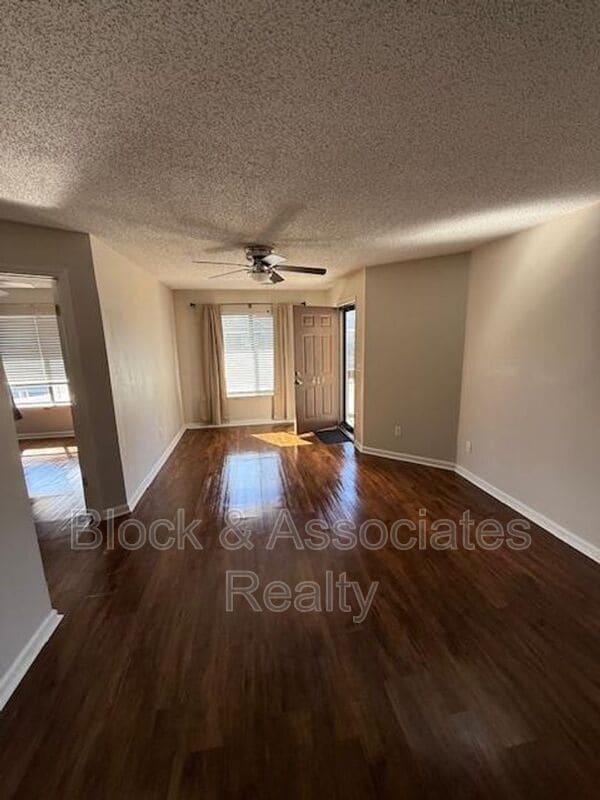 Building Photo - 410 English Ct