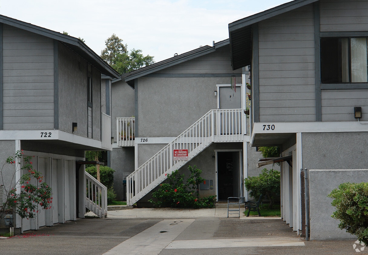 Primary Photo - 726 W Walnut Ave