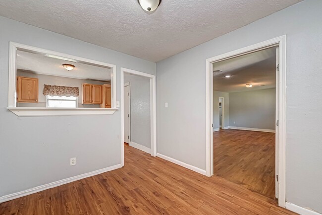 Building Photo - Affordable spacious 4bed/2bath single-fami...