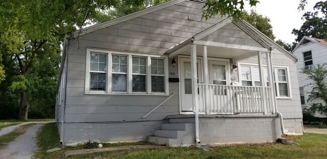 Building Photo - 1421 E Division St