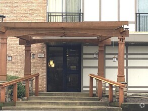 Building Photo - 5820 Oakwood Dr