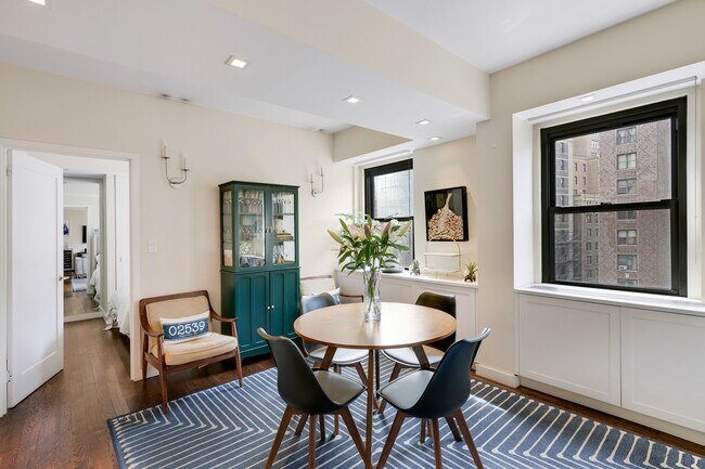 Foto del edificio - 2166 Broadway