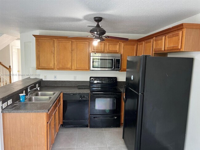 Foto del edificio - 11627 NW 23rd Ct