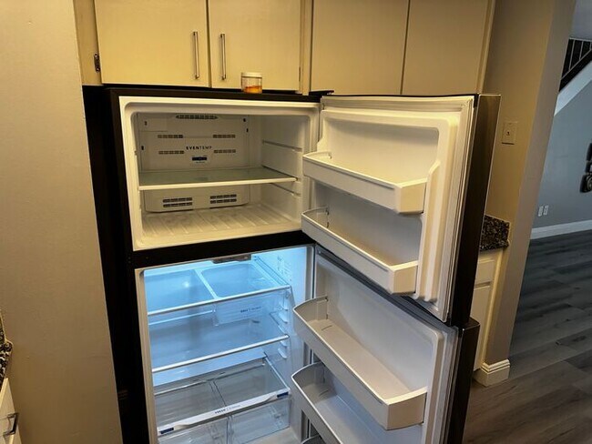 Foto del edificio - Charming 2-Bedroom Condo with Fireplace & ...