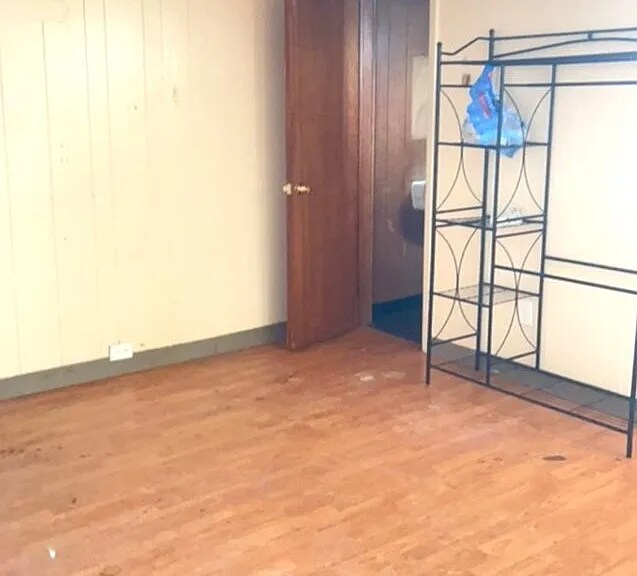 Building Photo - This 3-Bedroom/1-Bathroom Townhome