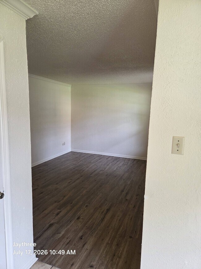 al salón - 1511 E Beverly Dr