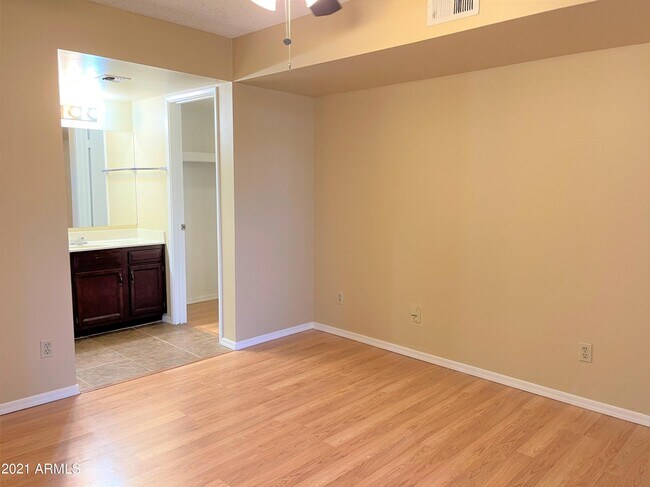 Building Photo - 850 S River Dr