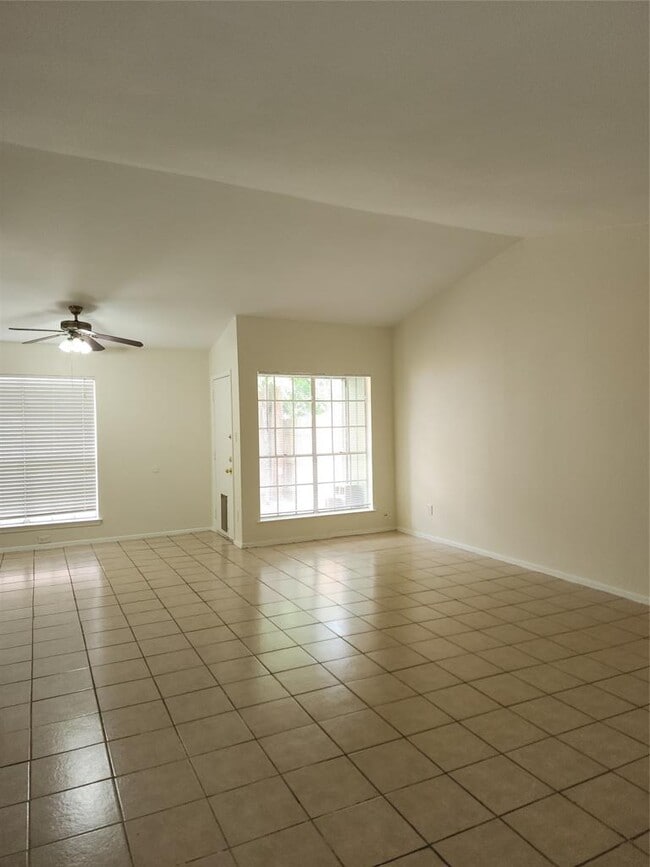 Foto del edificio - 502 Burlwood Ct