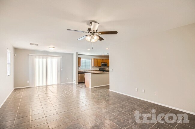 Foto del edificio - 13301 E Primrose Ln