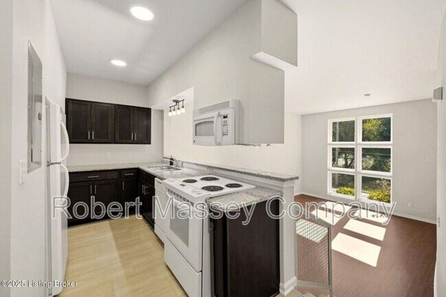 Foto del edificio - 2745 Grinstead Dr