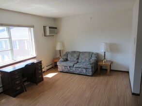 Main Roon - 522 W Wilson St