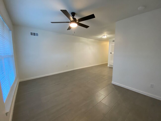 Building Photo - 2 bedroom 1 bath recently renovated near B...