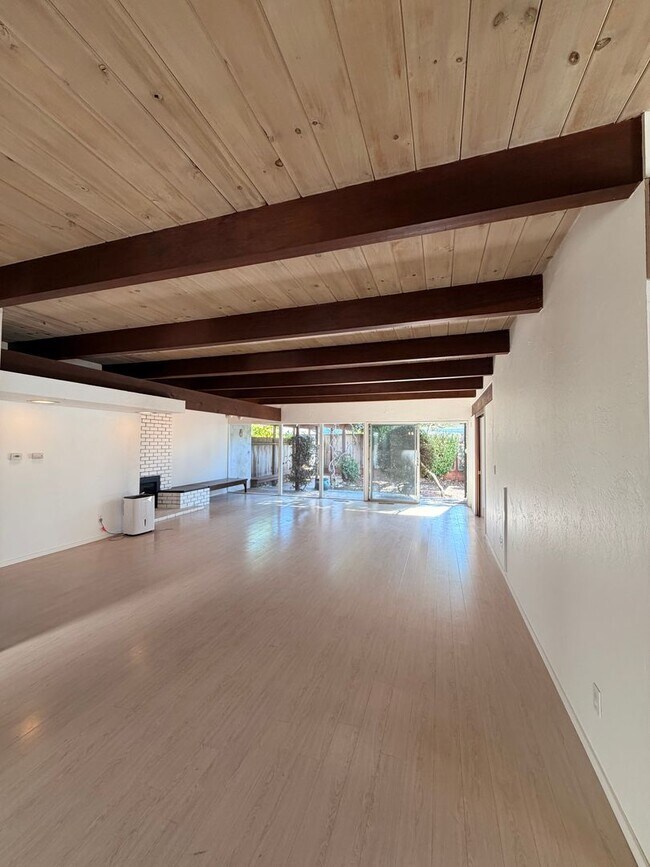 Foto del edificio - Mid-Century Modern Coastal Retreat – Walk to Beach & Bike to Aptos Village | 4+ Bed / 2 Bath