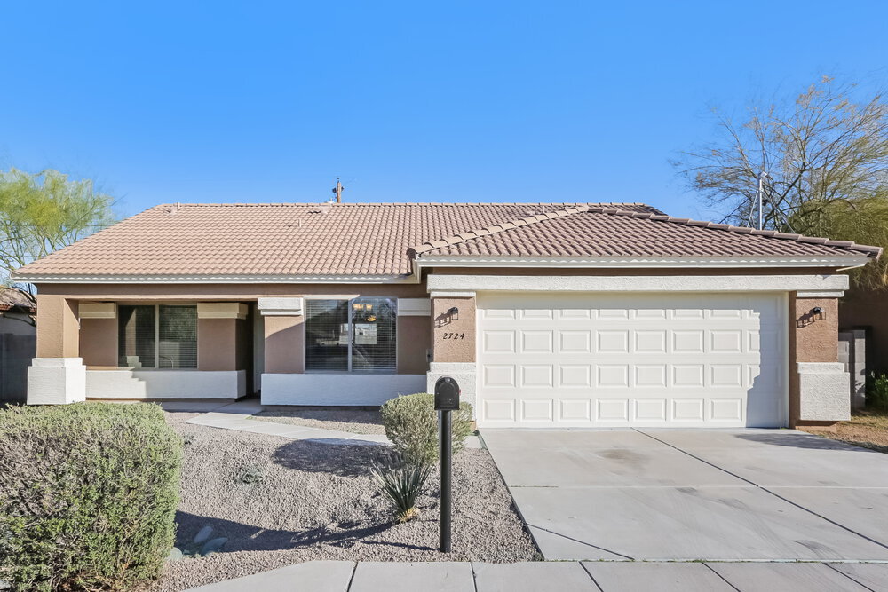 Primary Photo - 2724 E Paradise Ln