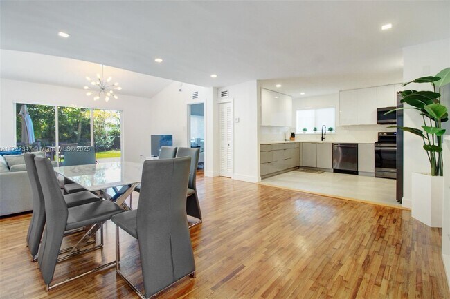 Foto del edificio - 360 NE 116th St