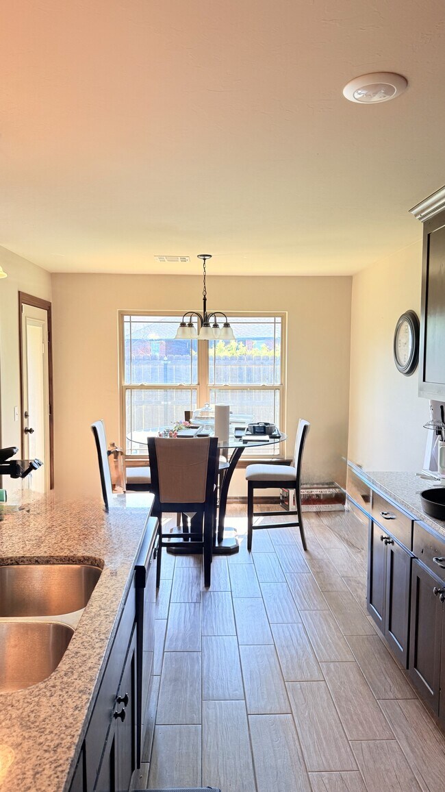 Foto del edificio - 28 NE Summerwood Dr