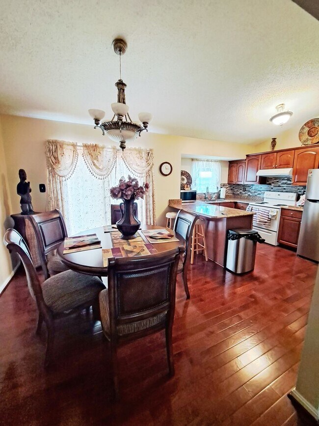 Building Photo - Spacious 2 Level SFH in Bowie with Modern ...