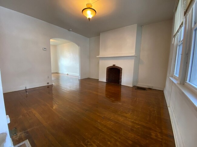 Building Photo - Stunning Two Bedroom Apartment in Oakland! Washer & Dryer Hook-Ups in Basement! Call Today!