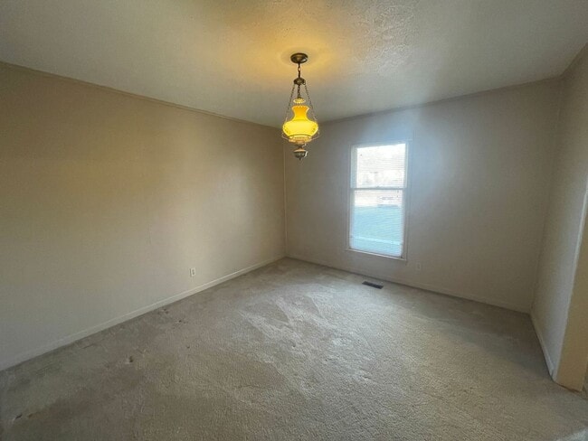 Foto del edificio - 3 bedroom 2 bathroom  house available now!  Bonus Room!