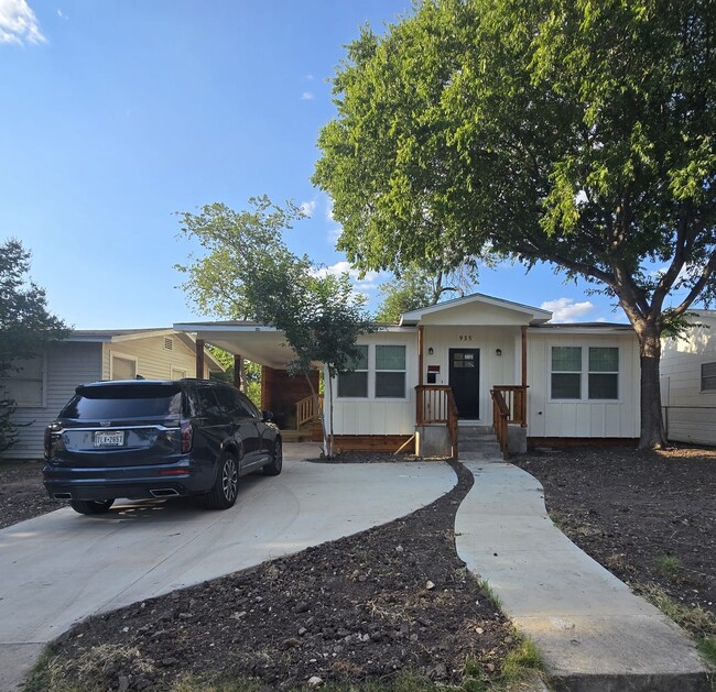 Building Photo - 935 W Mariposa Dr
