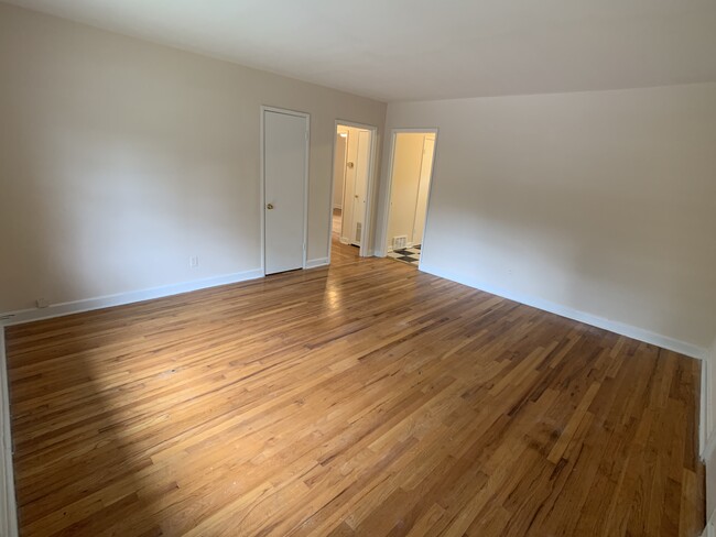 Living room - 113 E Glenwood Dr