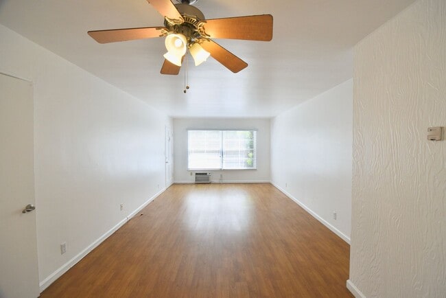 Building Photo - 11645 Moorpark St