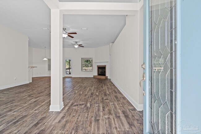 Foto del edificio - 5810 Red Cedar St
