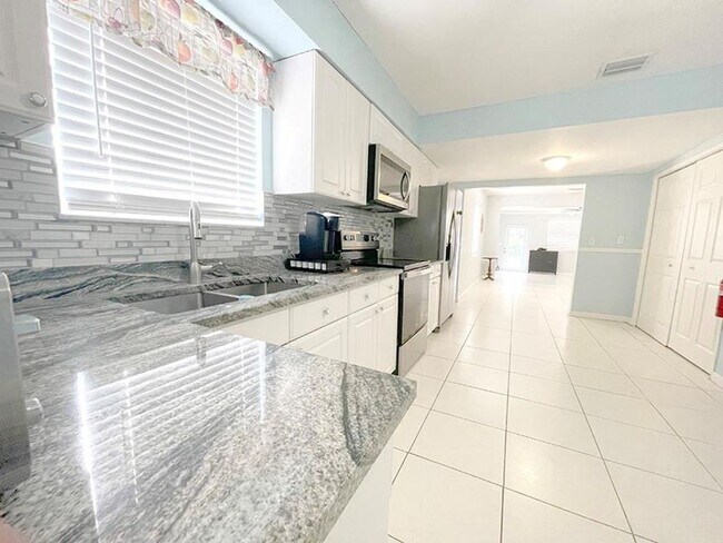 Foto del edificio - 324 SW 22nd St