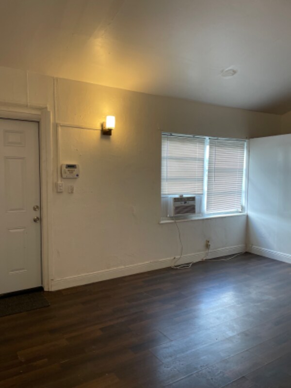 Building Photo - 637 S Main St