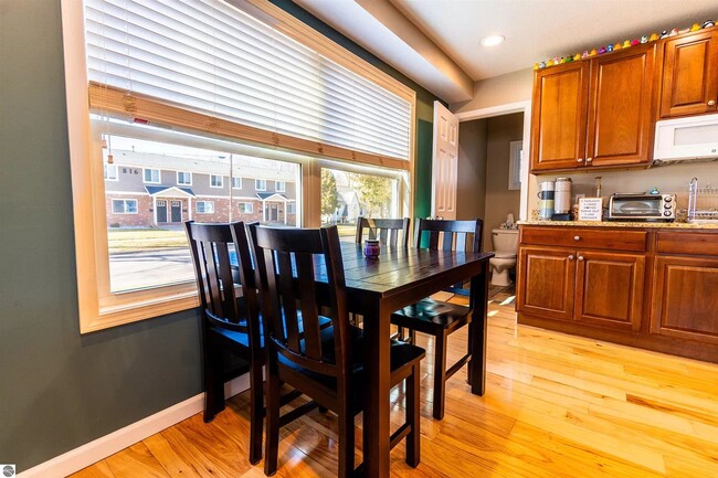 Building Photo - Spacious perfect location house steps from...