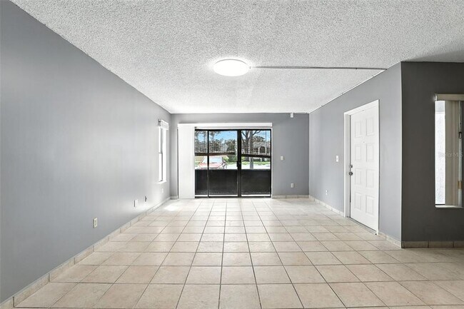 Foto del edificio - 8201 Sun Spring Cir
