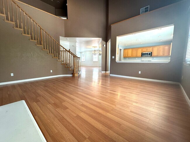 Foto del edificio - Beautiful 4-Bedroom Home in Prime Brentwoo...