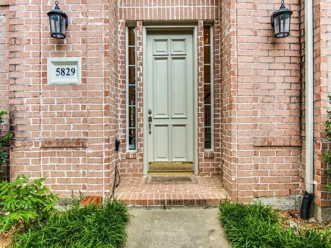 Foto del edificio - 5829 Westmont Dr