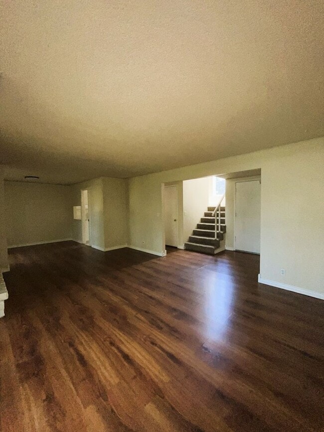 Building Photo - 2 Bedroom 2.5 Bathroom Townhome $500 Move-...