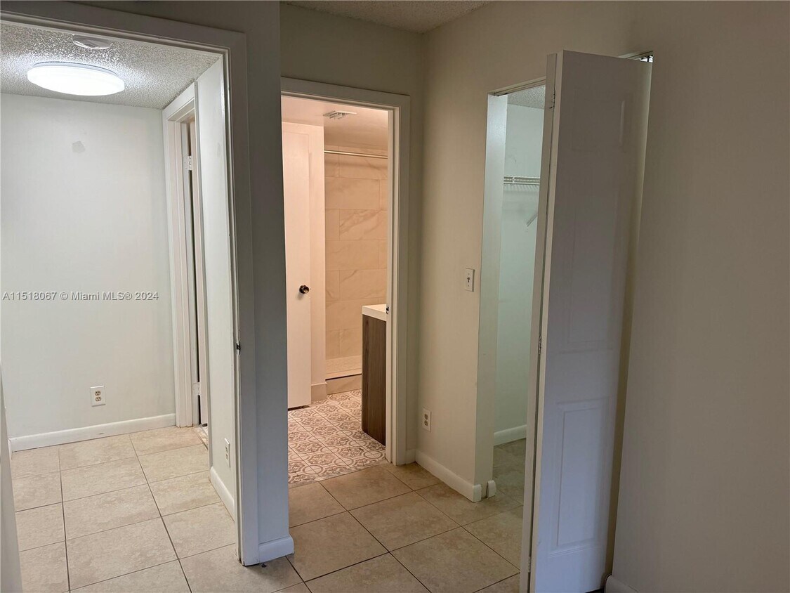 Foto del edificio - 9811 Westview Dr