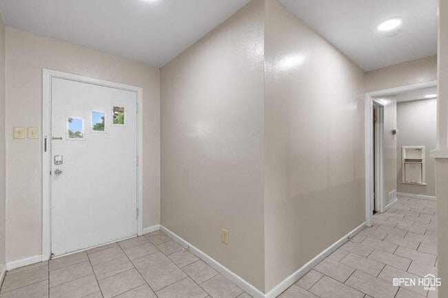 Building Photo - 4202 Meadowbrook Dr
