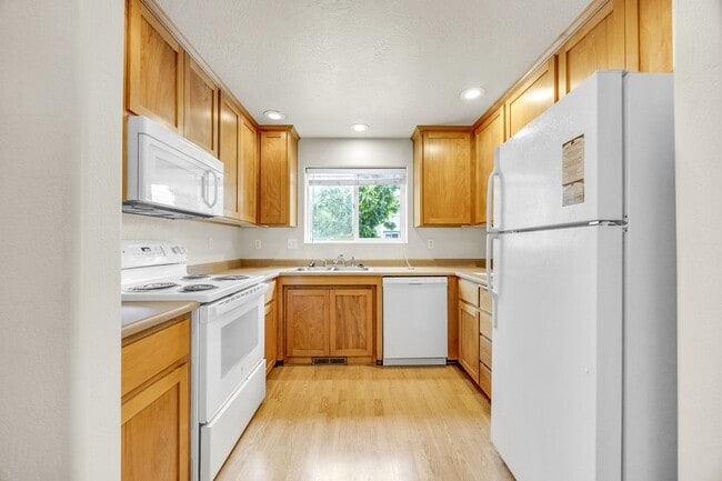 Building Photo - Comfortable 2-Bedroom 2-Bathroom Upstairs ...