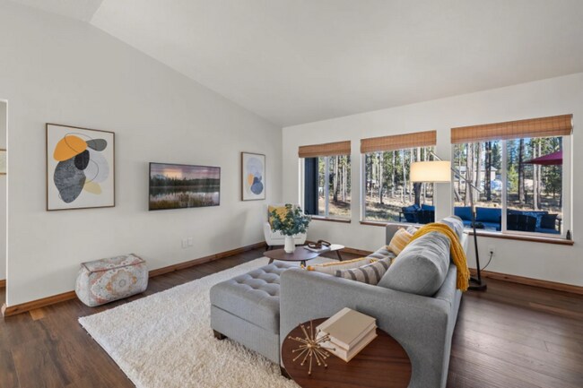 Foto del edificio - 17100 Mayfield Dr