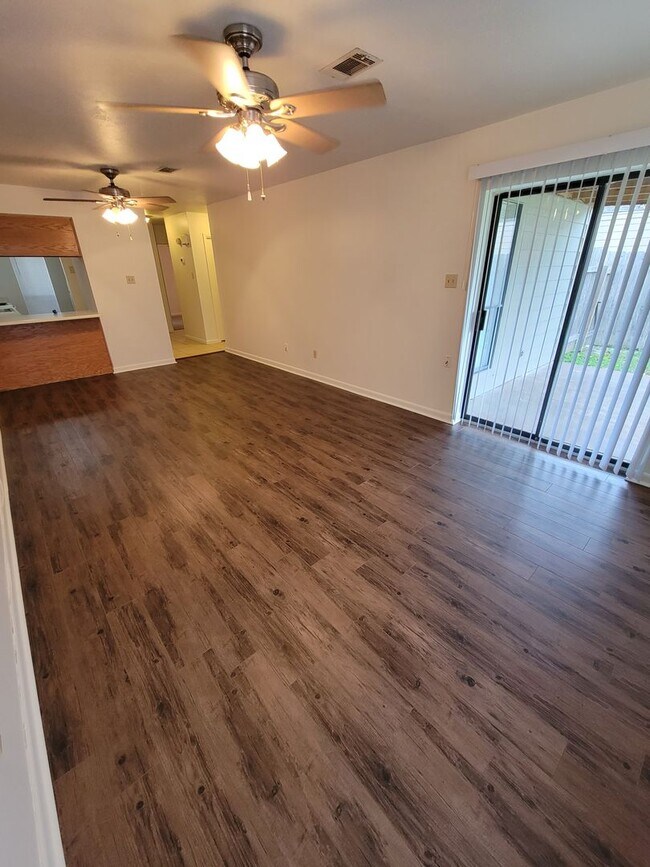 Foto del edificio - College Station, 2-bedroom, 1-bath - fenced in yard - Duplex for lease.