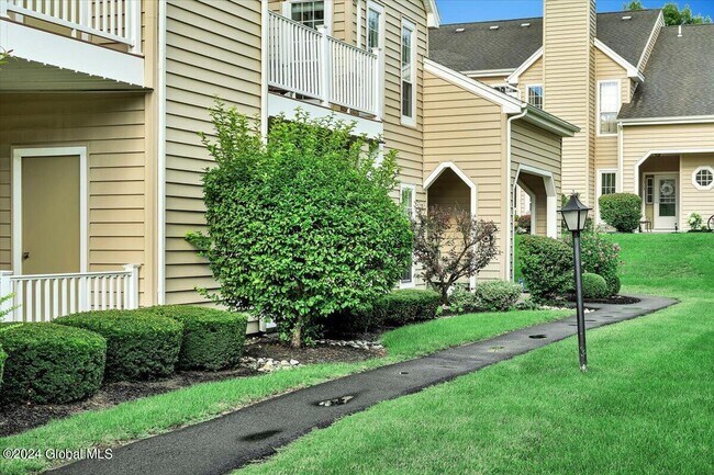 Foto del edificio - 724 Hampton Pl Blvd