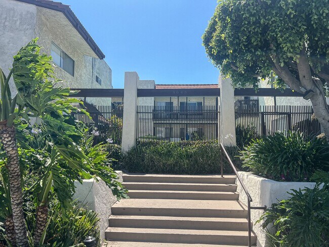 Foto del edificio - 5045 Woodman Ave