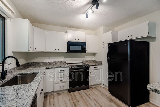 Foto del edificio - 104 Glenn Bridge Rd