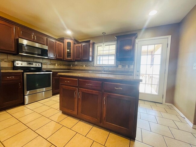 Foto del edificio - Gorgeous Custom 5 Bedroom, 3 Bathroom Home...