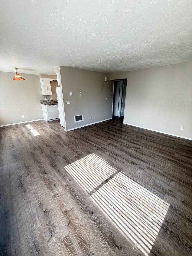Building Photo - Pet Friendly 2 Bedroom in Lebanon!