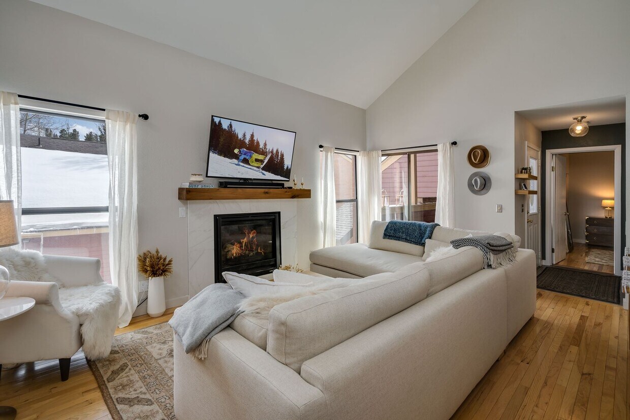 2 bedroom plus den! In town! Great natura... - 2 bedroom plus den!  In town! Great natura...