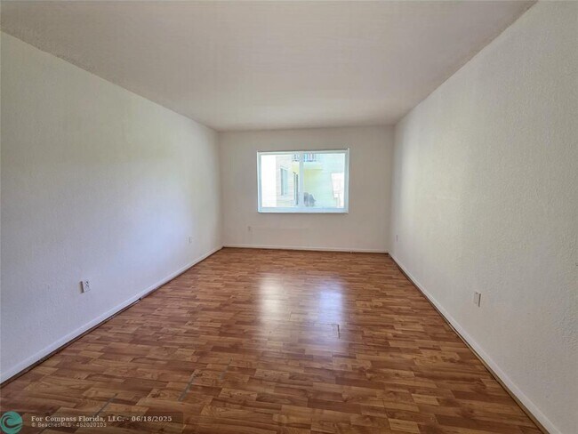 Foto del edificio - 505 NW 177th St